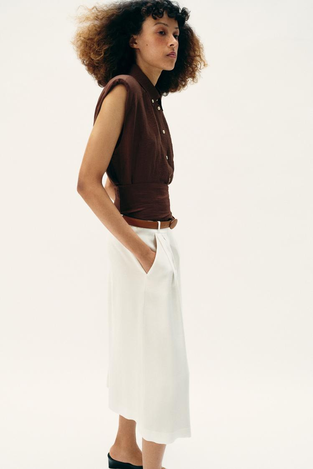 ZARA ДЛИННЫЕ БЕРМУДЫ С РЕМНЕМ, ЖЕЛТОВАТО-БЕЛЫЙ