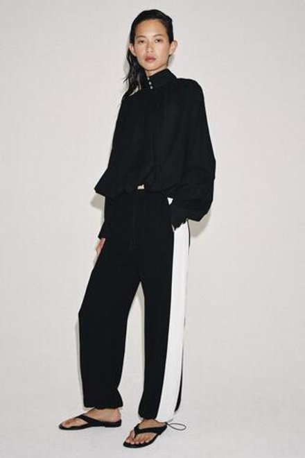 ZARA БРЮКИ-ДЖОГГЕРЫ С ПОЛОСАМИ ПО БОКАМ — ZW COLLECTION, ЧЕРНЫЙ