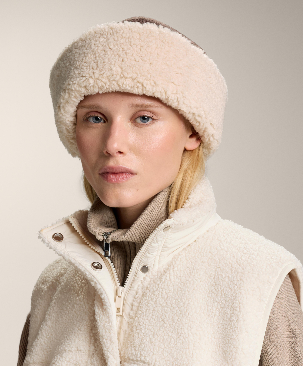 Oysho Двусторонняя шапка из искусственной овчины, шоколадный