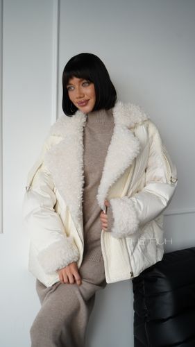 Белый пуховик с воротником из овечьей шерсти