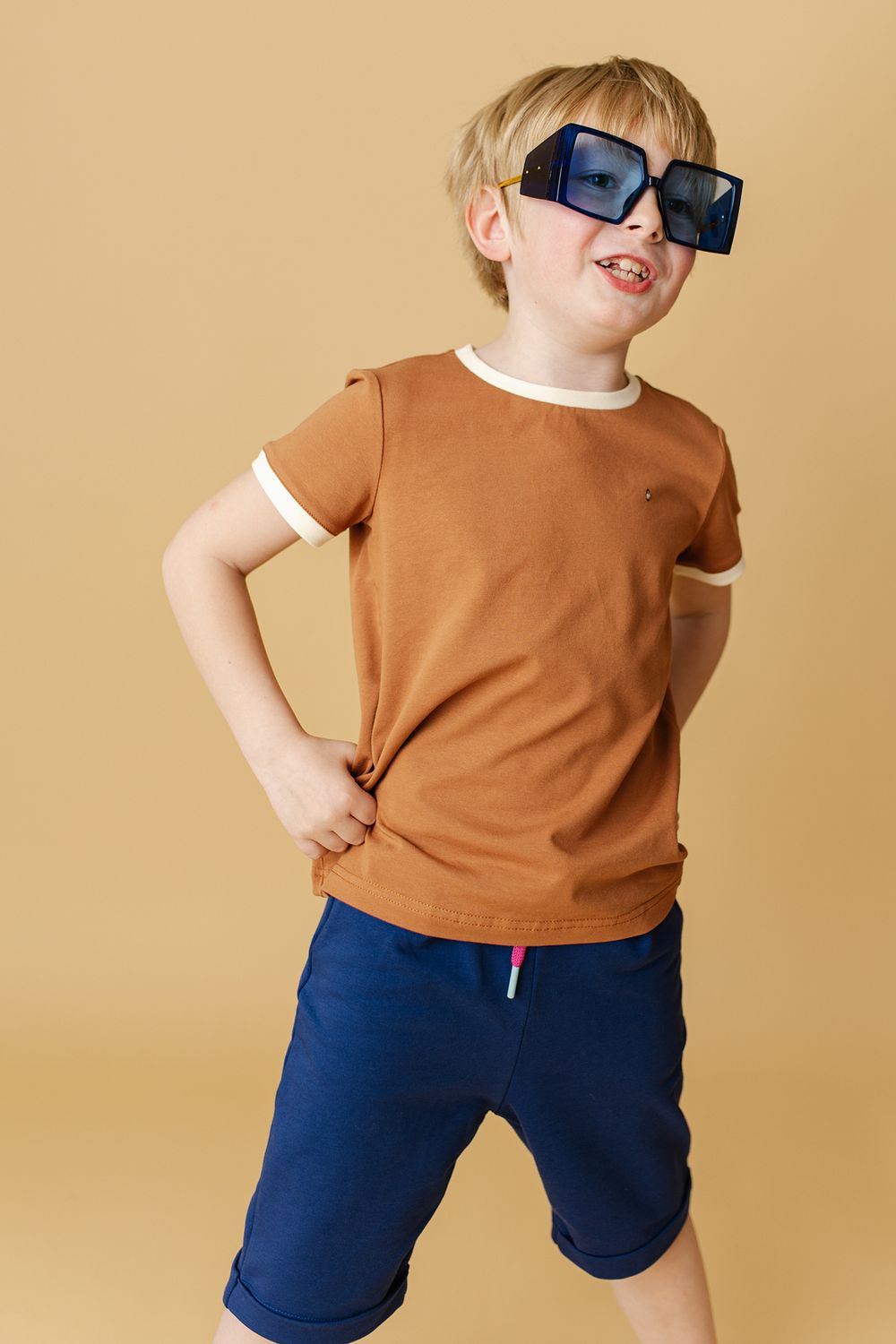 Футболка цвета молочного шоколада со сливочной отделкой