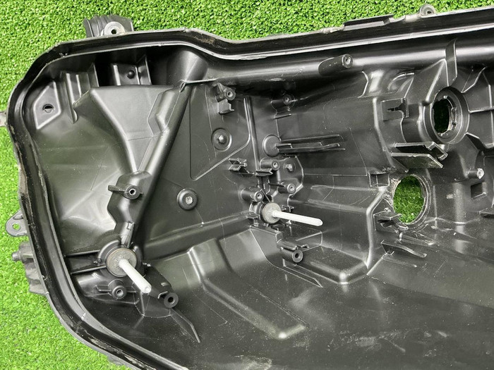 Стекло и корпус фары Toyota Camry xv70 (2017-2024)