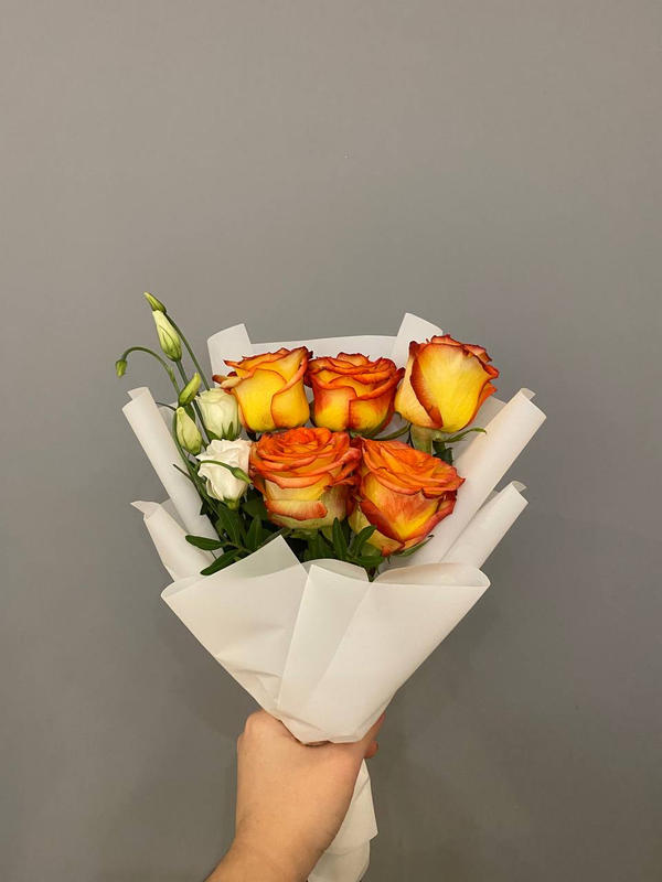 Букет с розой "Хай Мэджик" и эустомой Букет с розой "Хай Мэджик" и эустомой