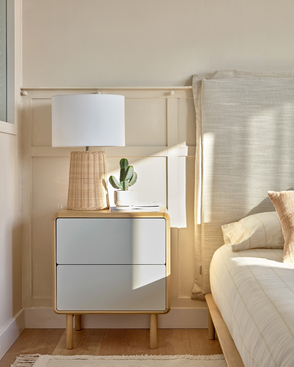 Прикроватная тумбочка Anielle из массива и ясеневого шпона 50 x 58 см