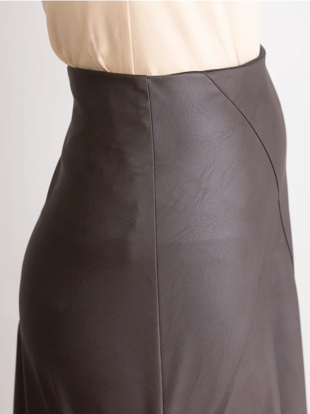 Юбка кожаная трапеция миди