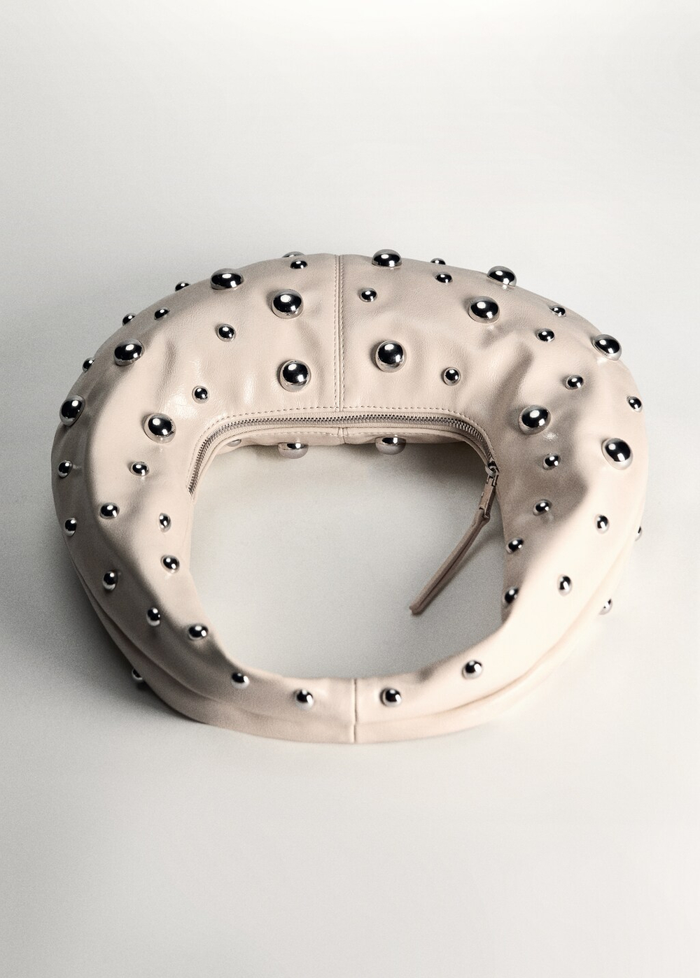 Сумка на плечевом ремне с заклепками