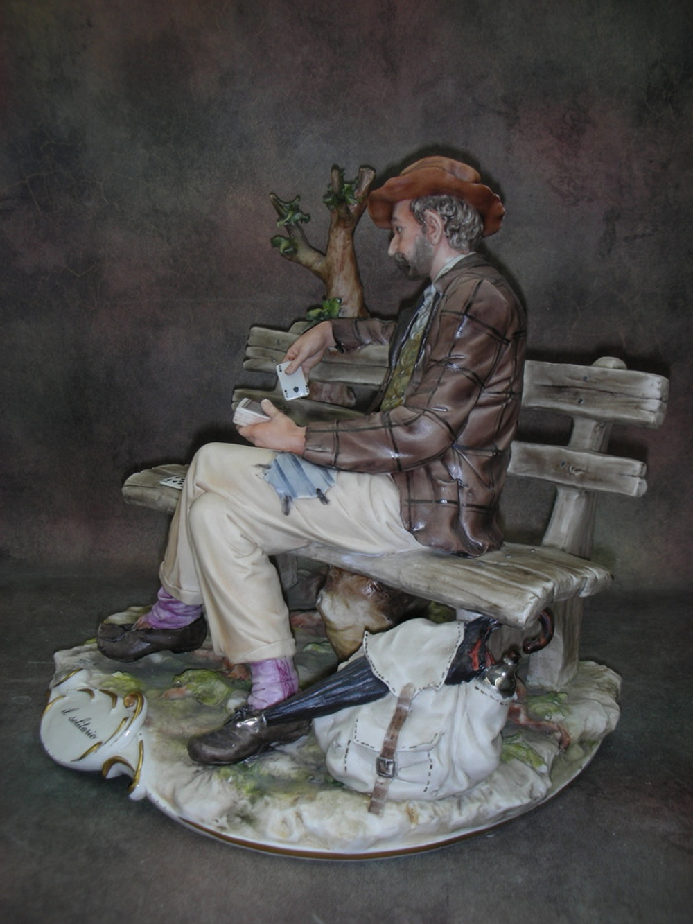 Статуэтка. Фарфор. Пасьянс на лавочке воспоминаний. Capodimonte. Италия