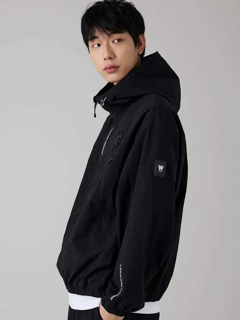 Нейлоновая куртка с капюшоном