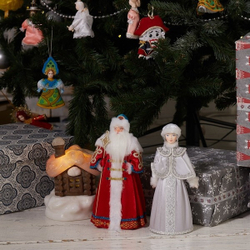 Кукла фарфоровая Дед Мороз в боярской шубе из парчи