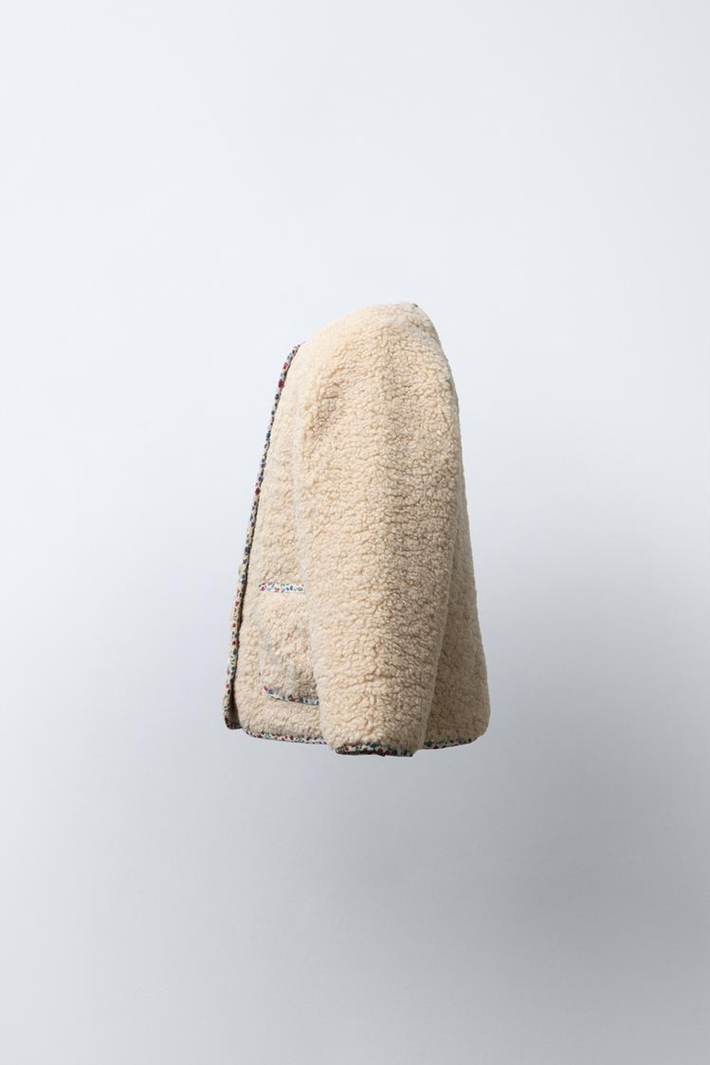 ZARA КУРТКА ИЗ ИСКУССТВЕННОЙ ОВЧИНЫ С ЦВЕТОЧНОЙ ОКАНТОВКОЙ, ЭКРЮ