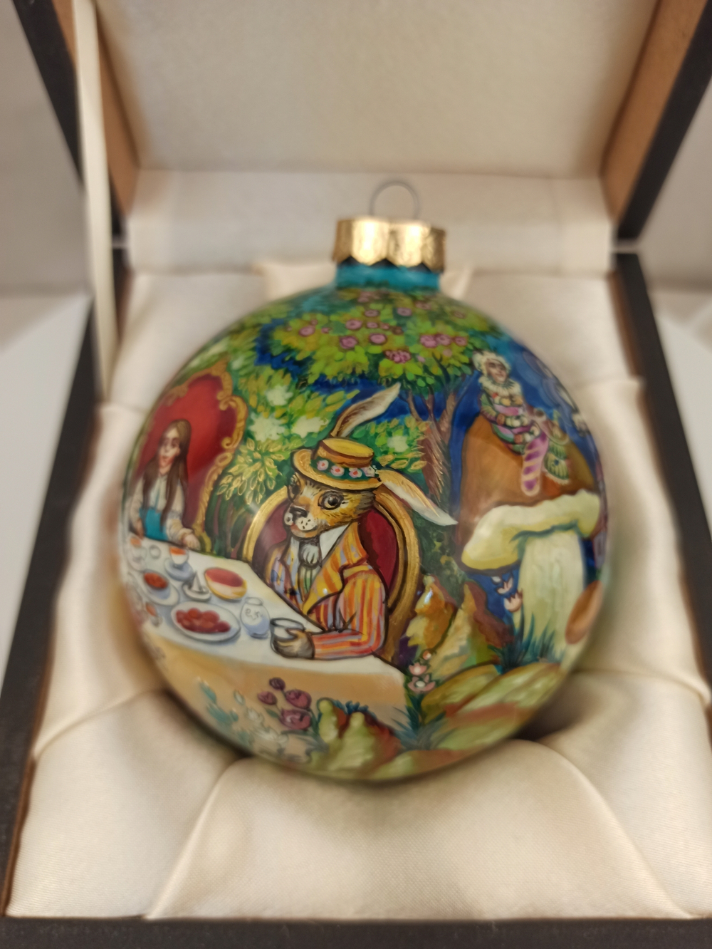 Шар новогодний с круговой авторской росписью  Палех "Алиса в стране чудес" в футляре