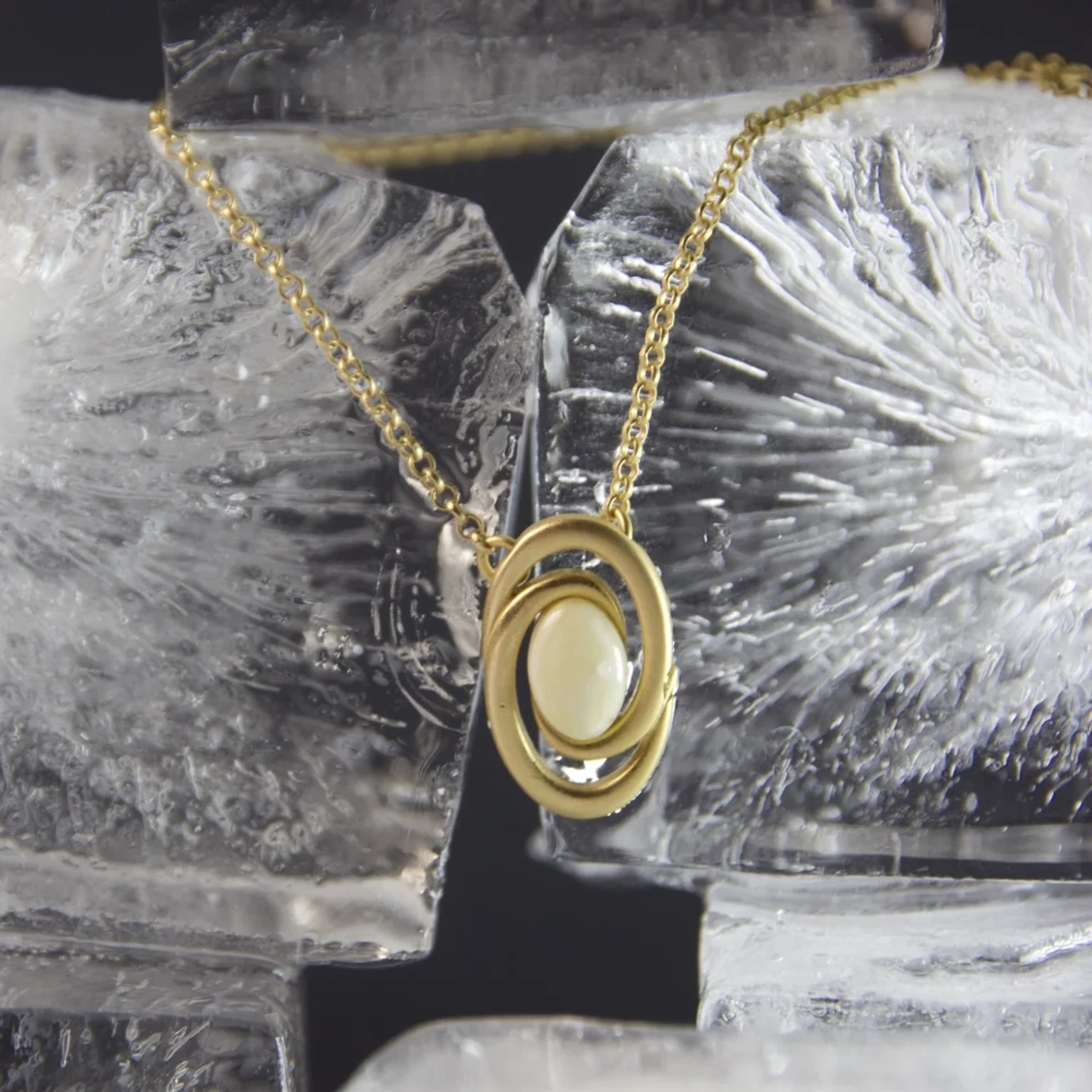 Колье Orion с молочным янтарём, позолота