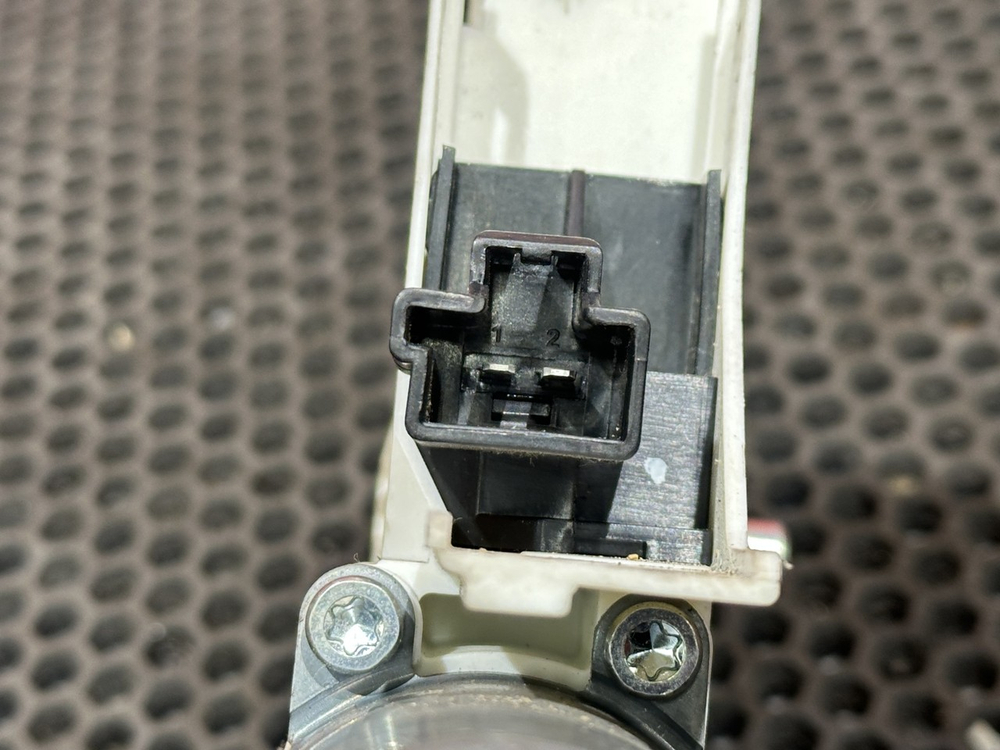 Моторчик стеклоподъемника правого