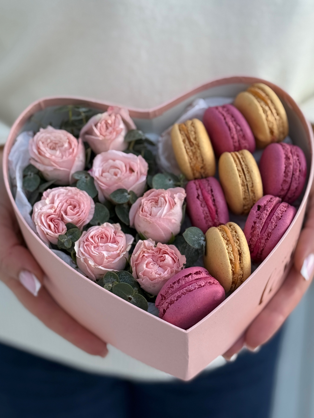 «Сердце» с пионовидными кустовыми розами, эвкалиптом и яркими макарунс от Флора Маркет, размер S