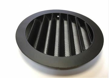 Круглая решетка черного цвета с защитной сеткой от насекомых и наклонными ламелями DEC DSAV 150B (Нидерланды)