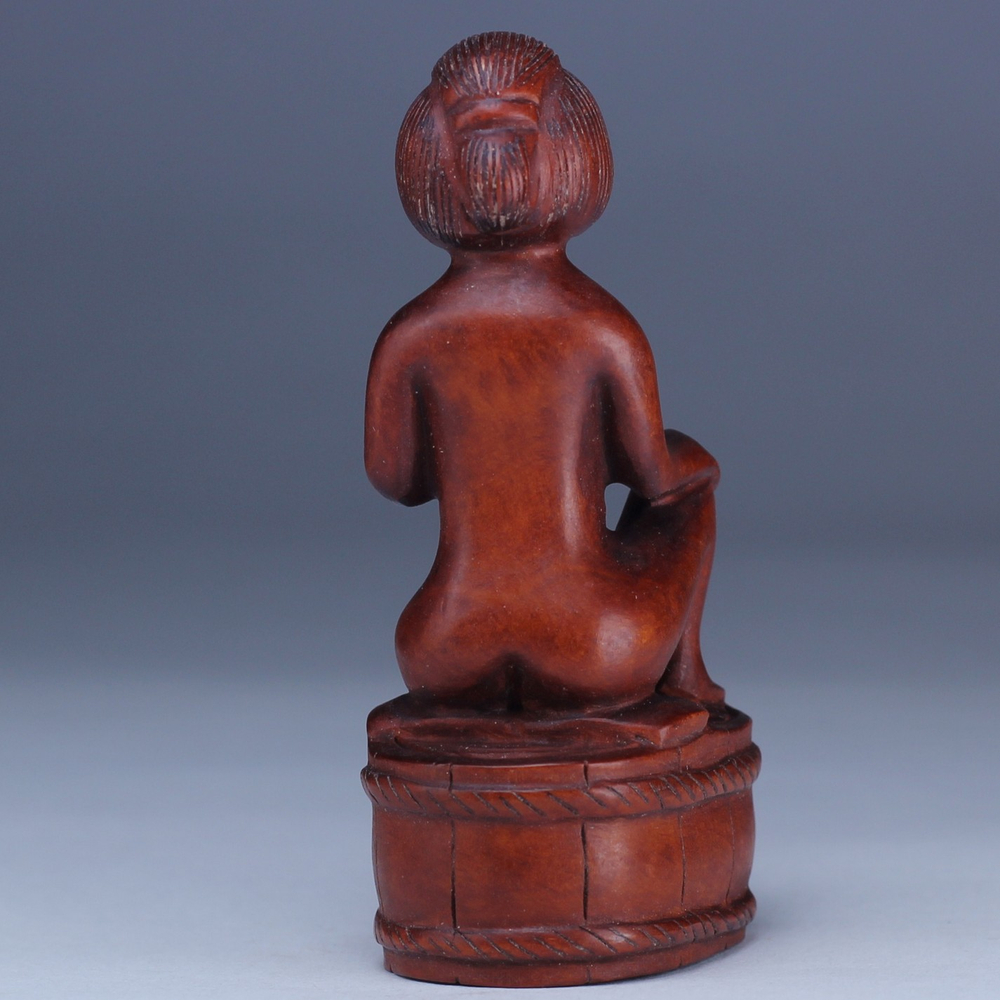 Нэцкэ Красавица моется в бочке