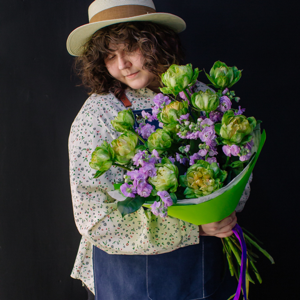 23. Пышный современный букет с розой и маттиолой