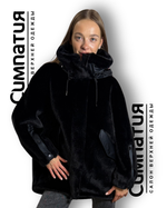 Стильная куртка в черном цвете со стилизованными вставками и съемным капюшоном