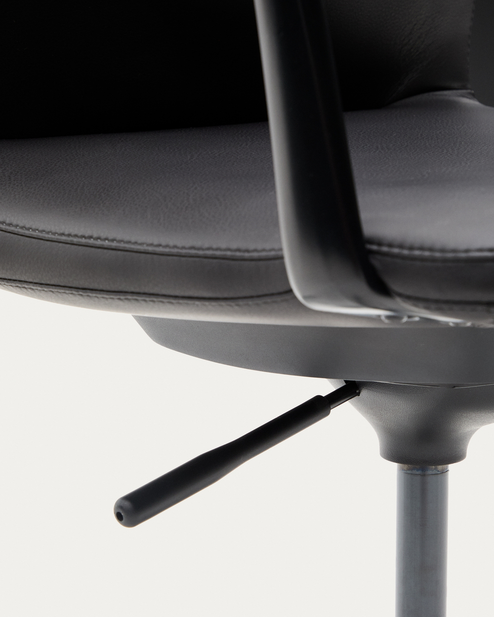 Офисный стул Nerlan из черной экокожи с черной алюминиевой рамой