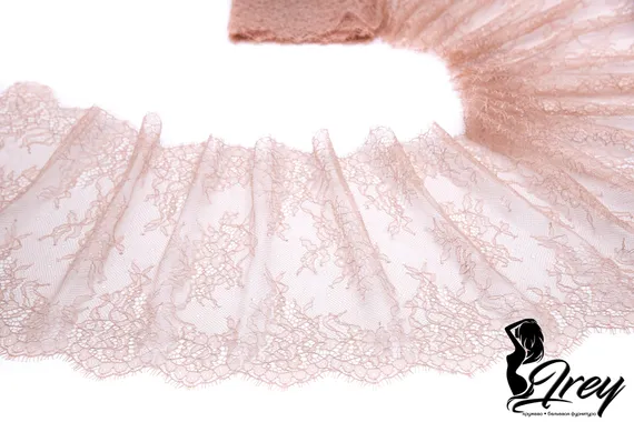 01-11 Кружево шантильи 23 см, миндаль