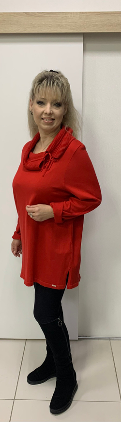 Красный трикотажный джемпер оригинального дизайна