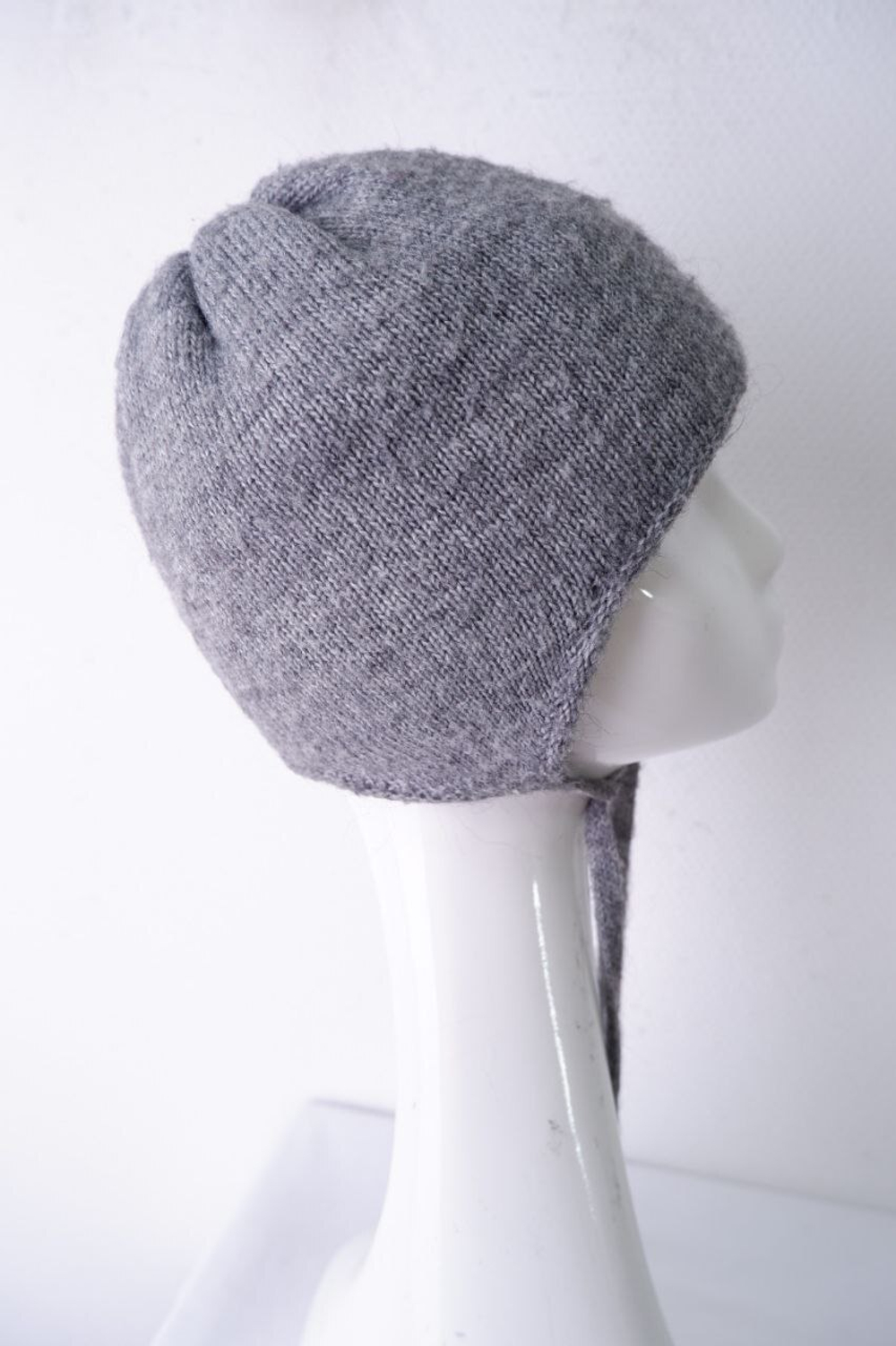 Шапка с брошкой