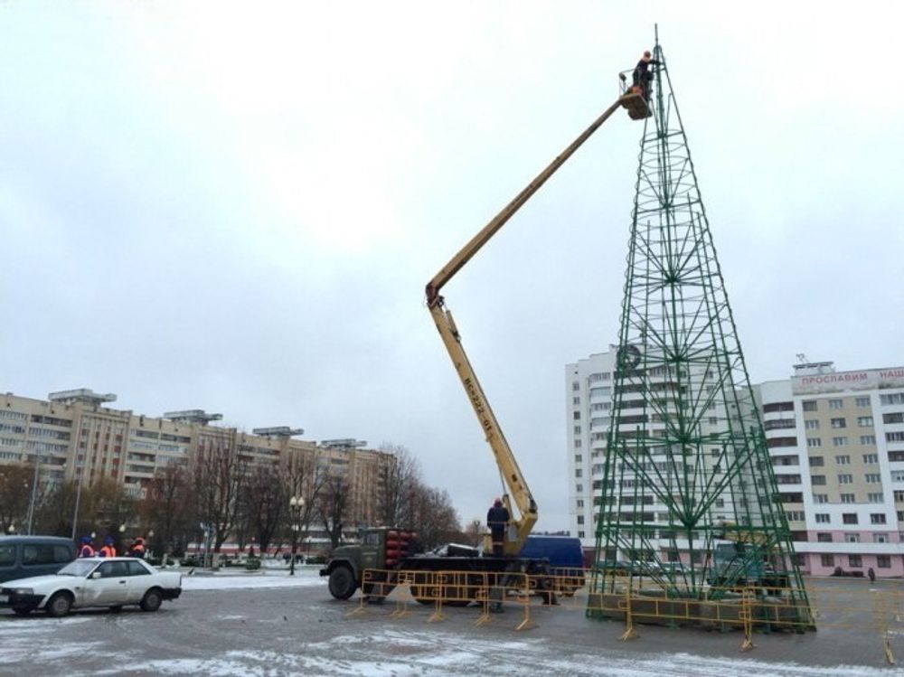 Светодинамическая елка каркасная-узкая с встроенной гирляндой "Евро-2" 19 м