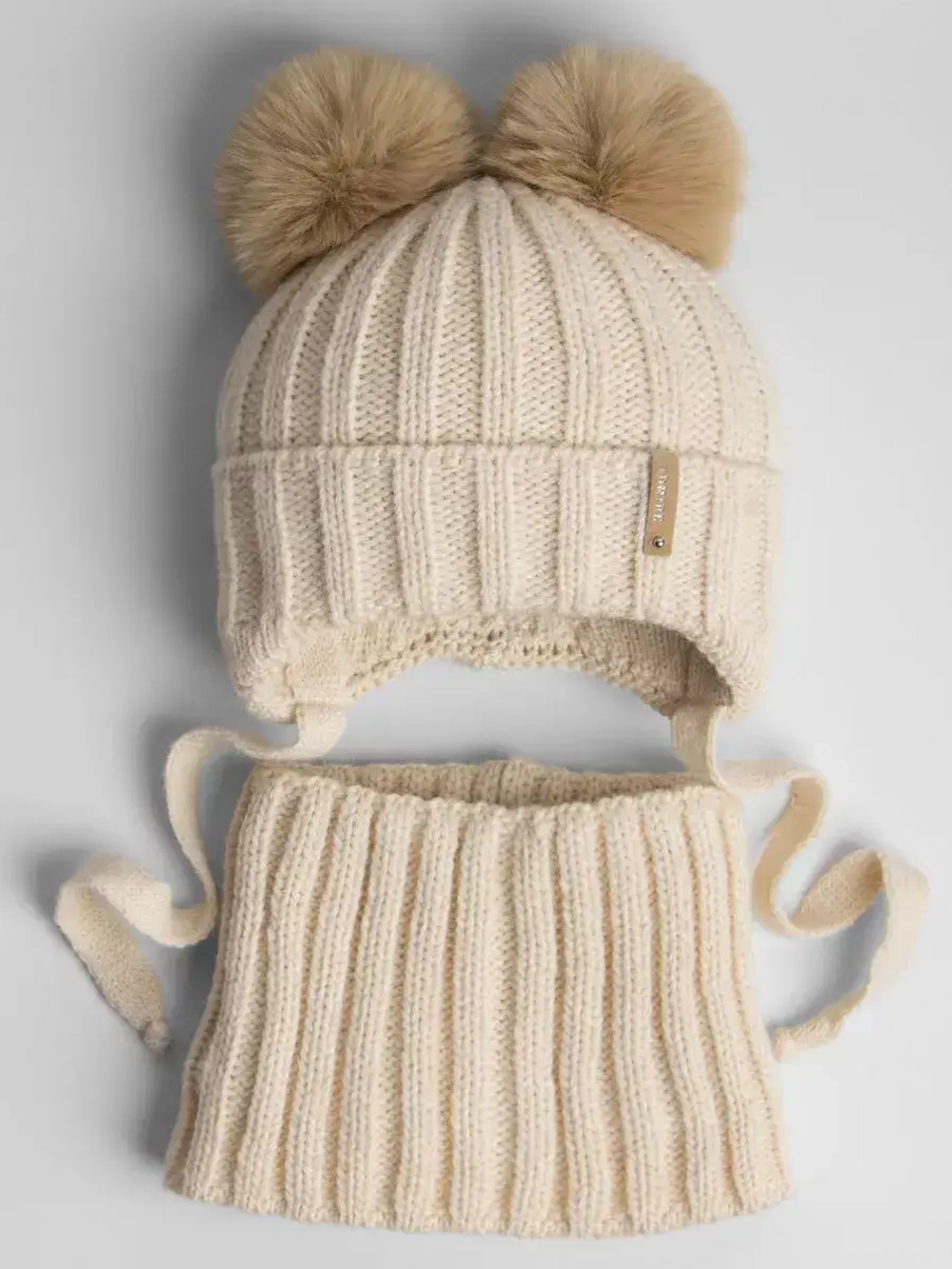 Шапка детская вязаная с помпонами и снуд