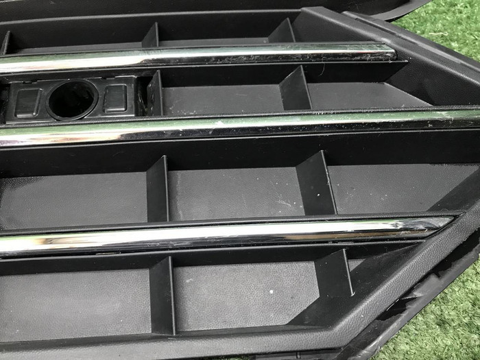 Решетка переднего бампера левая VW Touareg 3 18-23