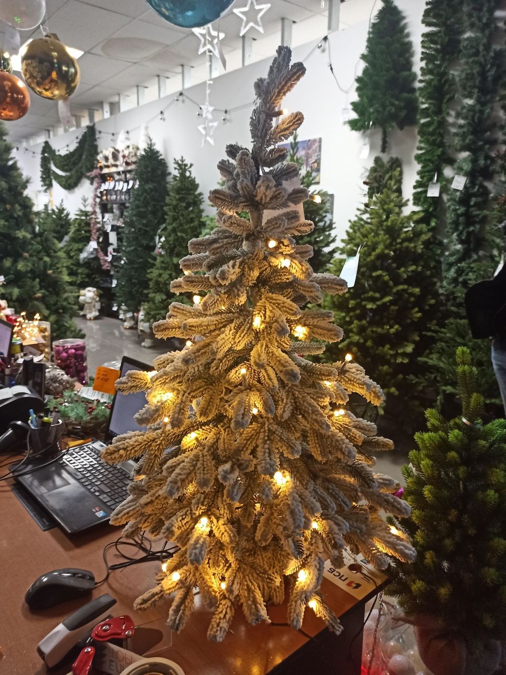 Настольная заснеженная елка с гирляндой «Александрийская» (Литая хвоя) 90 см