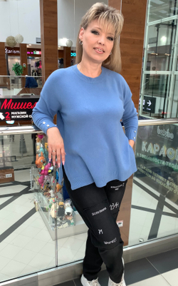 Тонкий джемпер с разрезами по бокам