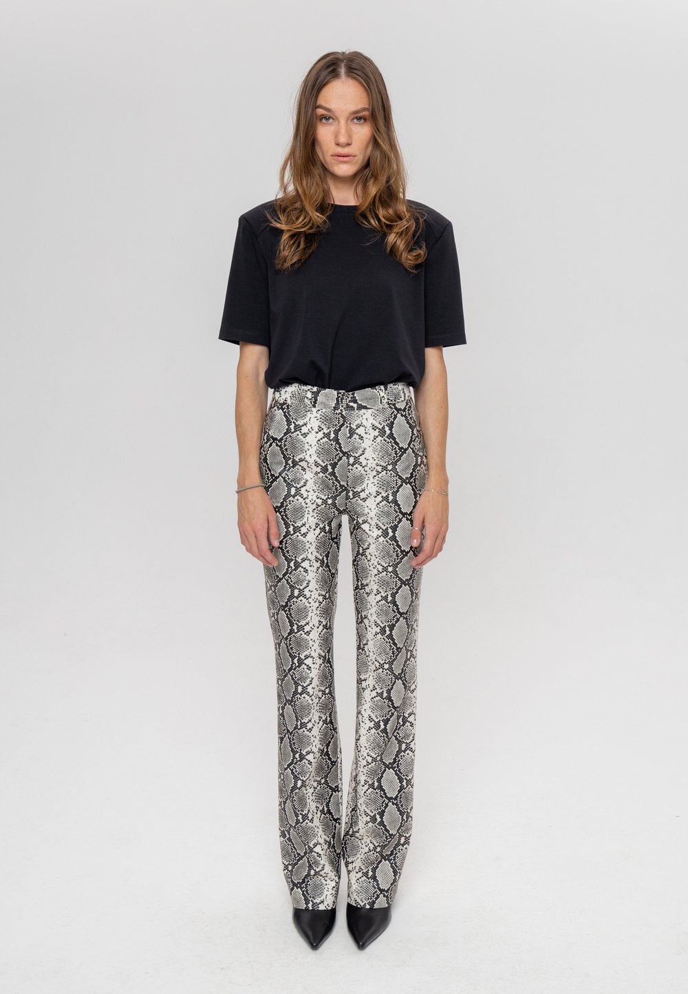 Брюки из экокожи в змеином принте черно-белые