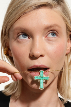 Колье крупный золотой крест, изумруды