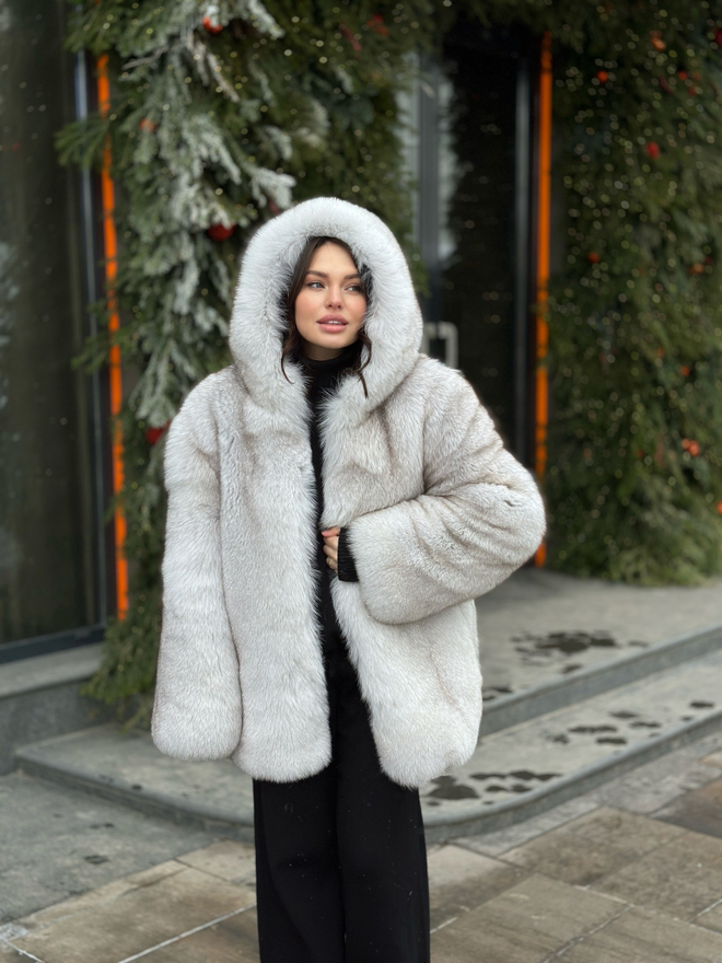 Шуба из меха финского песца с капюшоном 70см