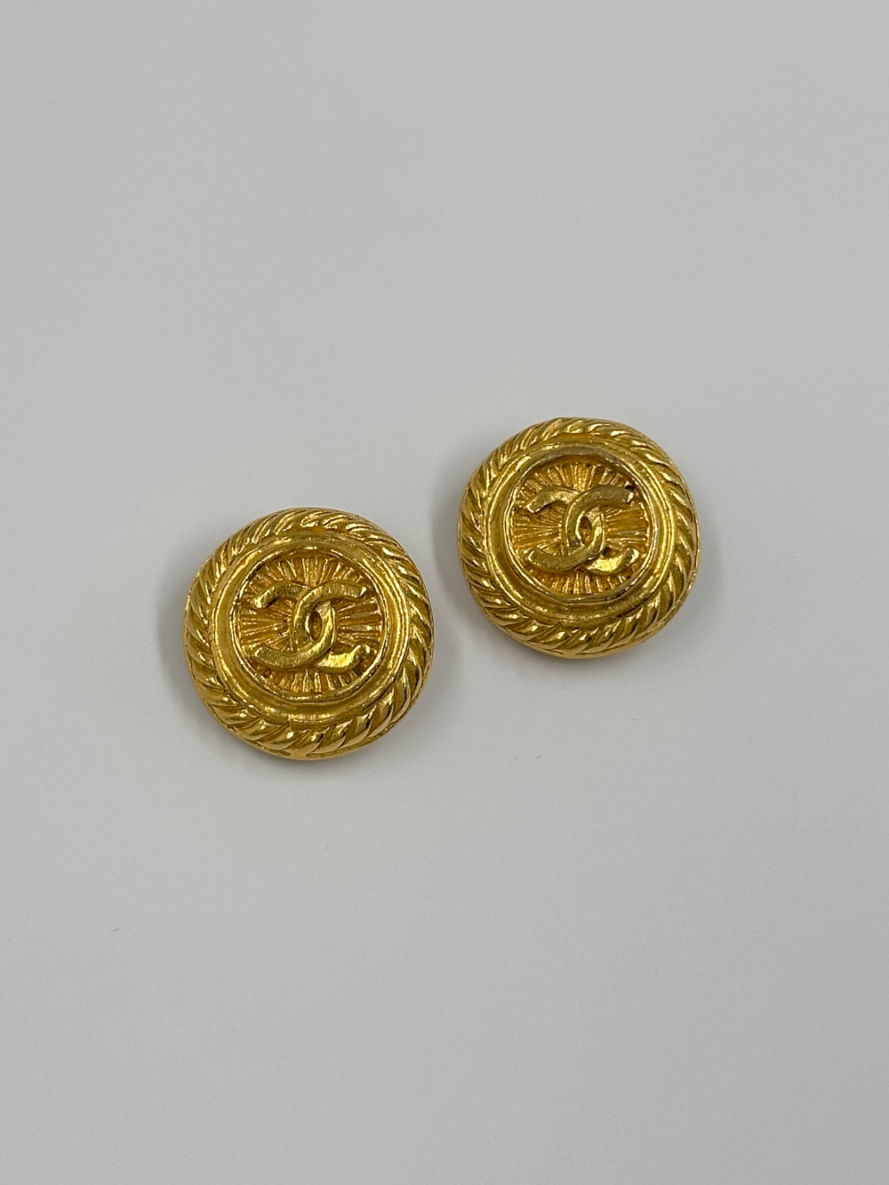 Клипсы с лого Chanel