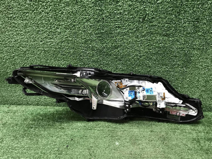 Стекло фары левое Toyota Camry xv70 (2017-2021)