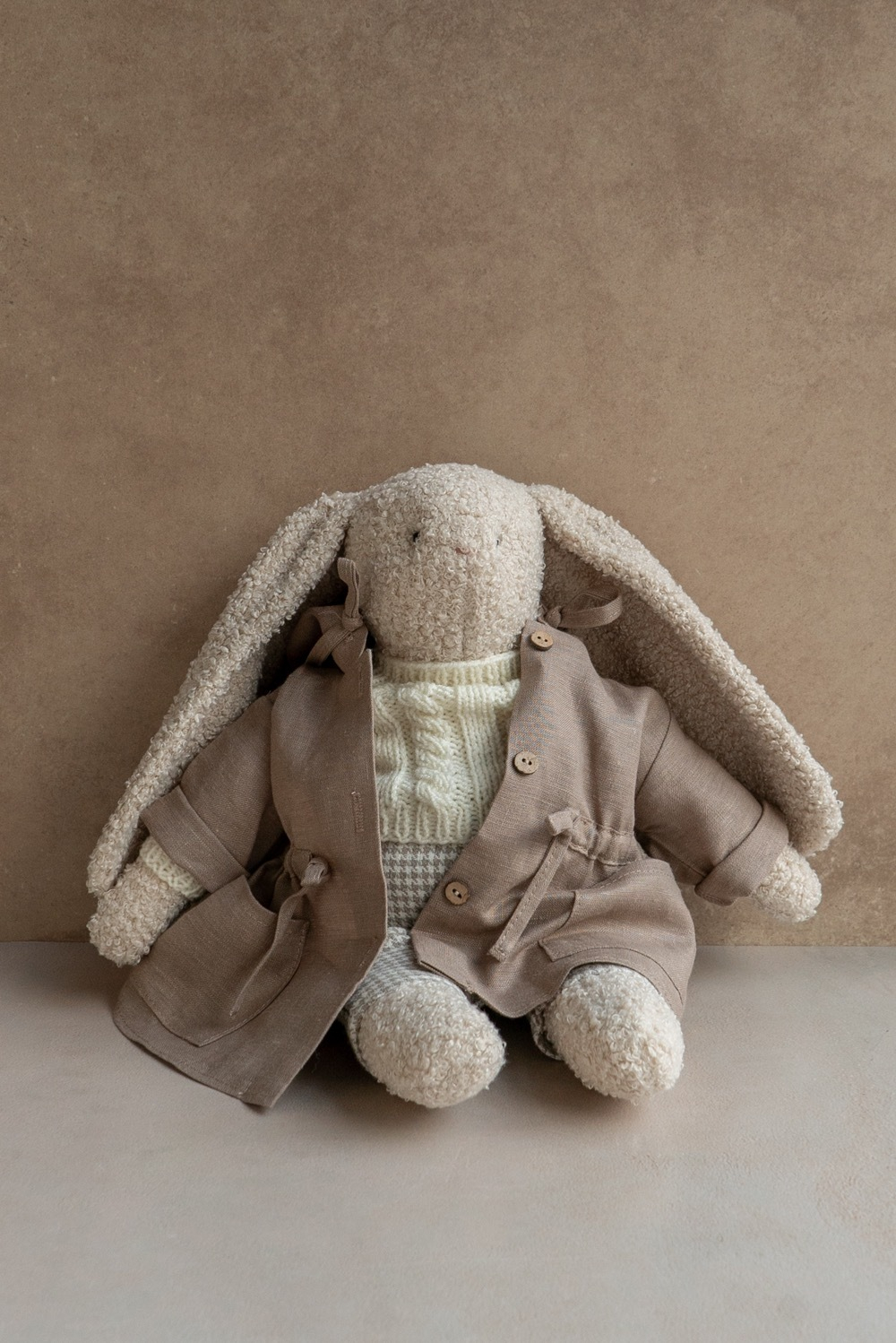 Заяц в вязаном свитере и парке