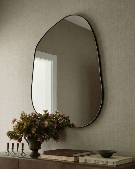 Черное настенное зеркало “Нора”