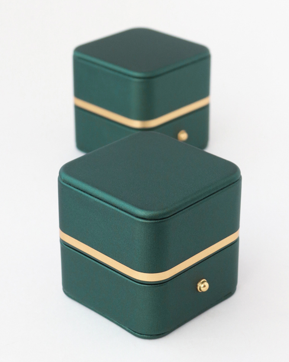 Футляр с кнопочкой серии «Василий» для кольца и серёг