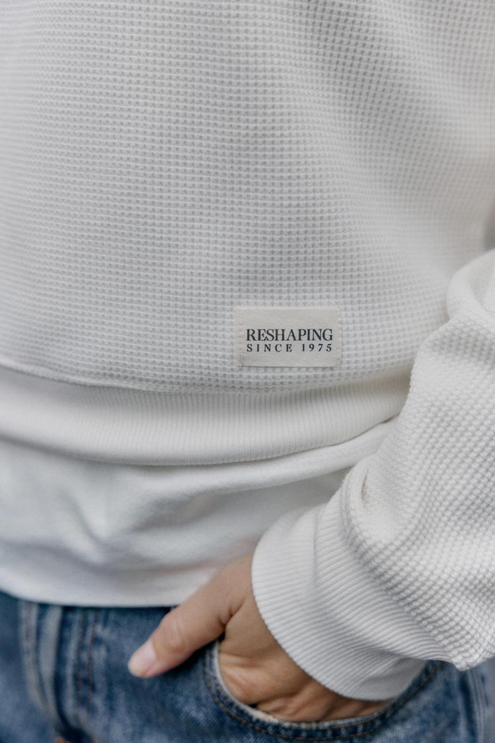 ZARA ВАФЕЛЬНАЯ ФУТБОЛКА С ЭТИКЕТКОЙ, ЖЕЛТОВАТО-БЕЛЫЙ