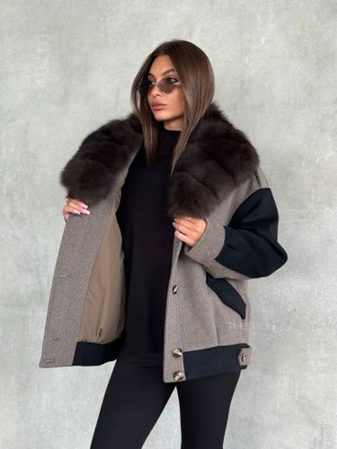 Коричневая куртка с черными рукавами