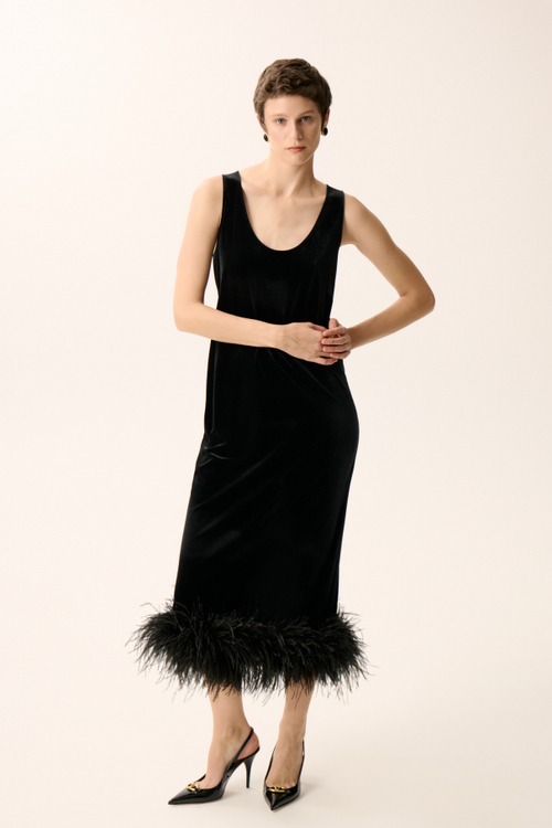 Бархатное платье с декоративной отделкой