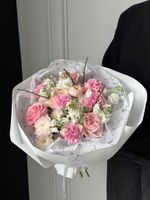 Букет сборный из кустовых пионовидных роз, маттиолы, диантусов и веток прунуса