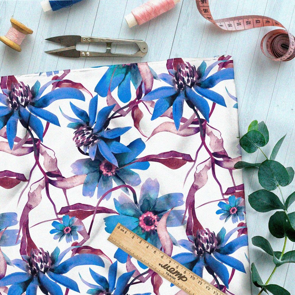 Ткань мембрана дикие васильки на белом фоне