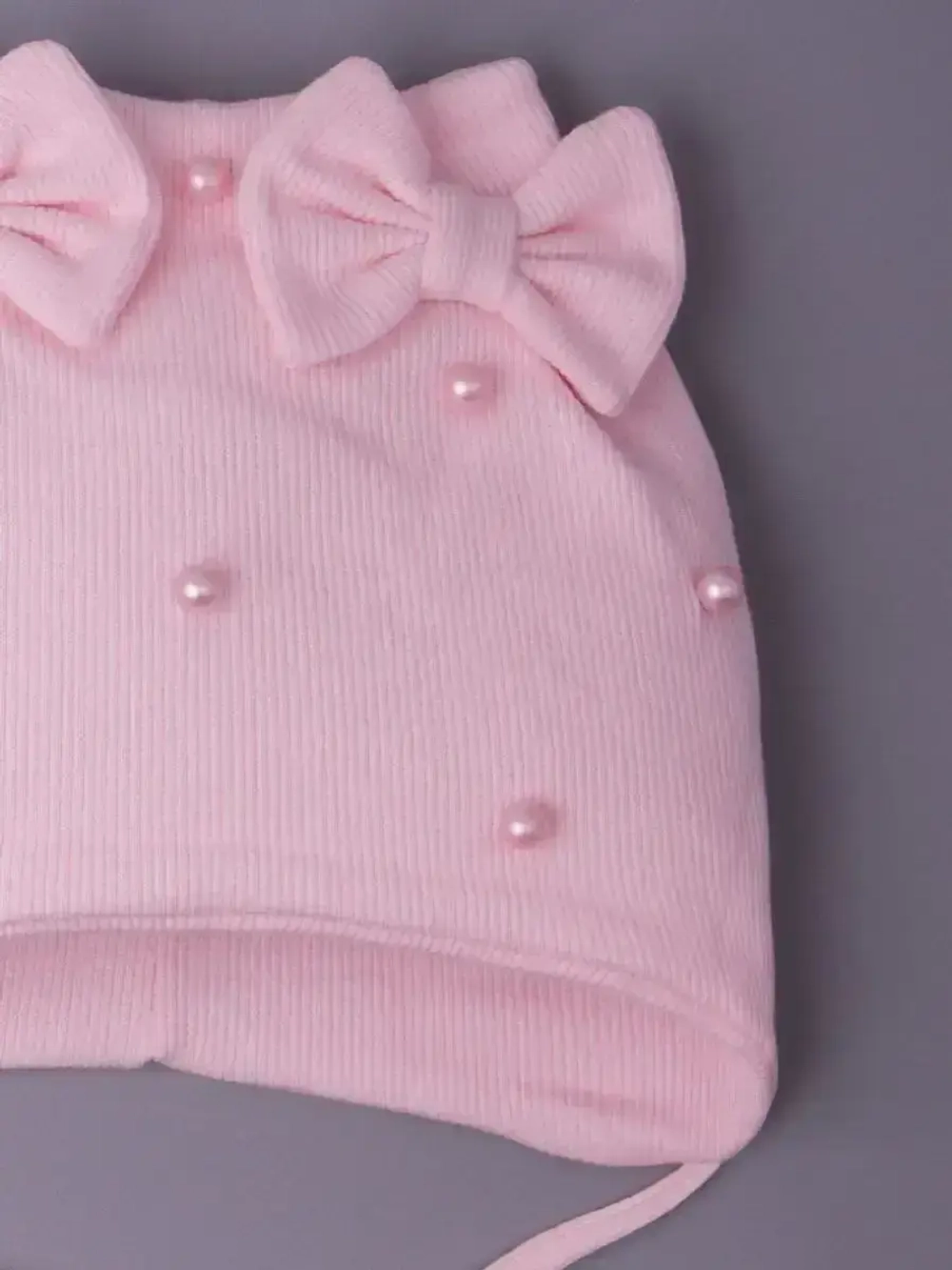 Шапка для девочки осенняя на завязках с бусинами