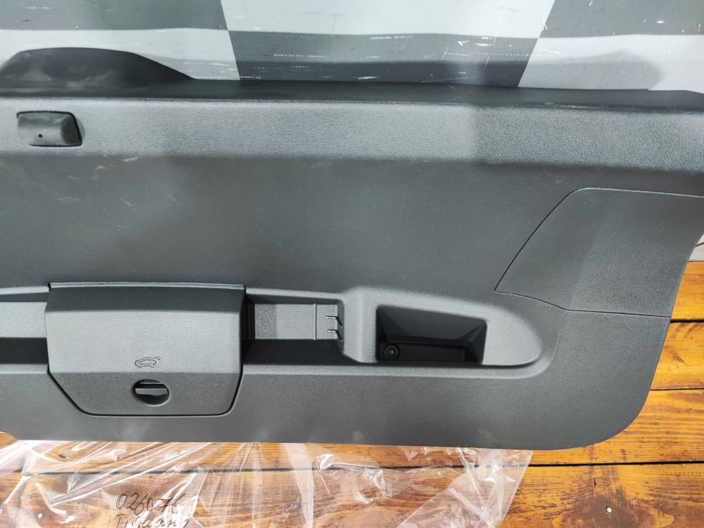 Обшивка крышки багажника Volkswagen Tiguan 2 16-нв Новое Оригинал 5NA867601F