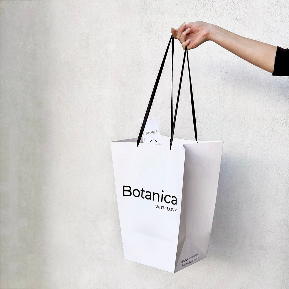 Авторский букет с кустовой розой Джульетта , хризантемой сантини и диантусами