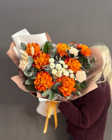 Авторский букет с 7 французскими розами сорта "Атомик"