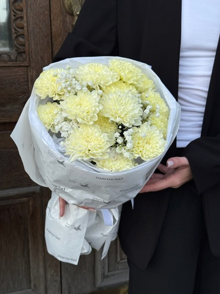 Букет из хризантемы в желтом оттенке и гипсофилы