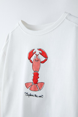 ZARA ФУТБОЛКА С ПРИНТОМ И ВЫШИТОЙ НАДПИСЬЮ, БЕЛЫЙ